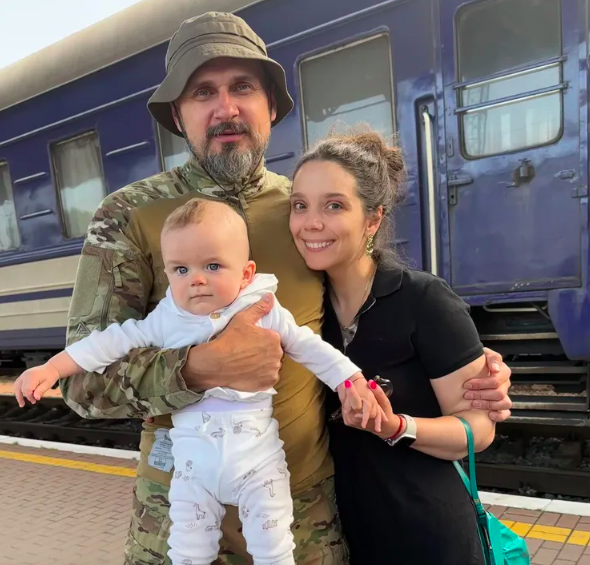 &quot;Татова казка, мамина ласка&quot;. Олег Сенцов з дружиною відсвяткували перший день народження сина (відео)